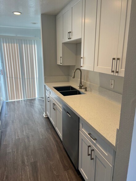 Building Photo - 5582 Crescent