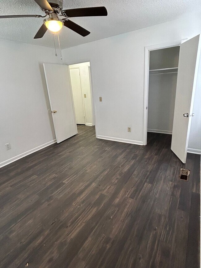 Building Photo - 4762 Trenton Dr