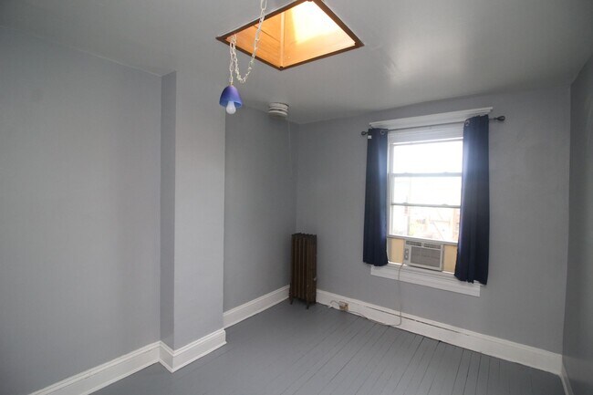 Building Photo - 2026/2027 JHU Off-campus Large 5bd/2.5ba home w/ Parking Spot! Available 6/9/26