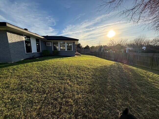 Building Photo - 3402 Azalea Dr