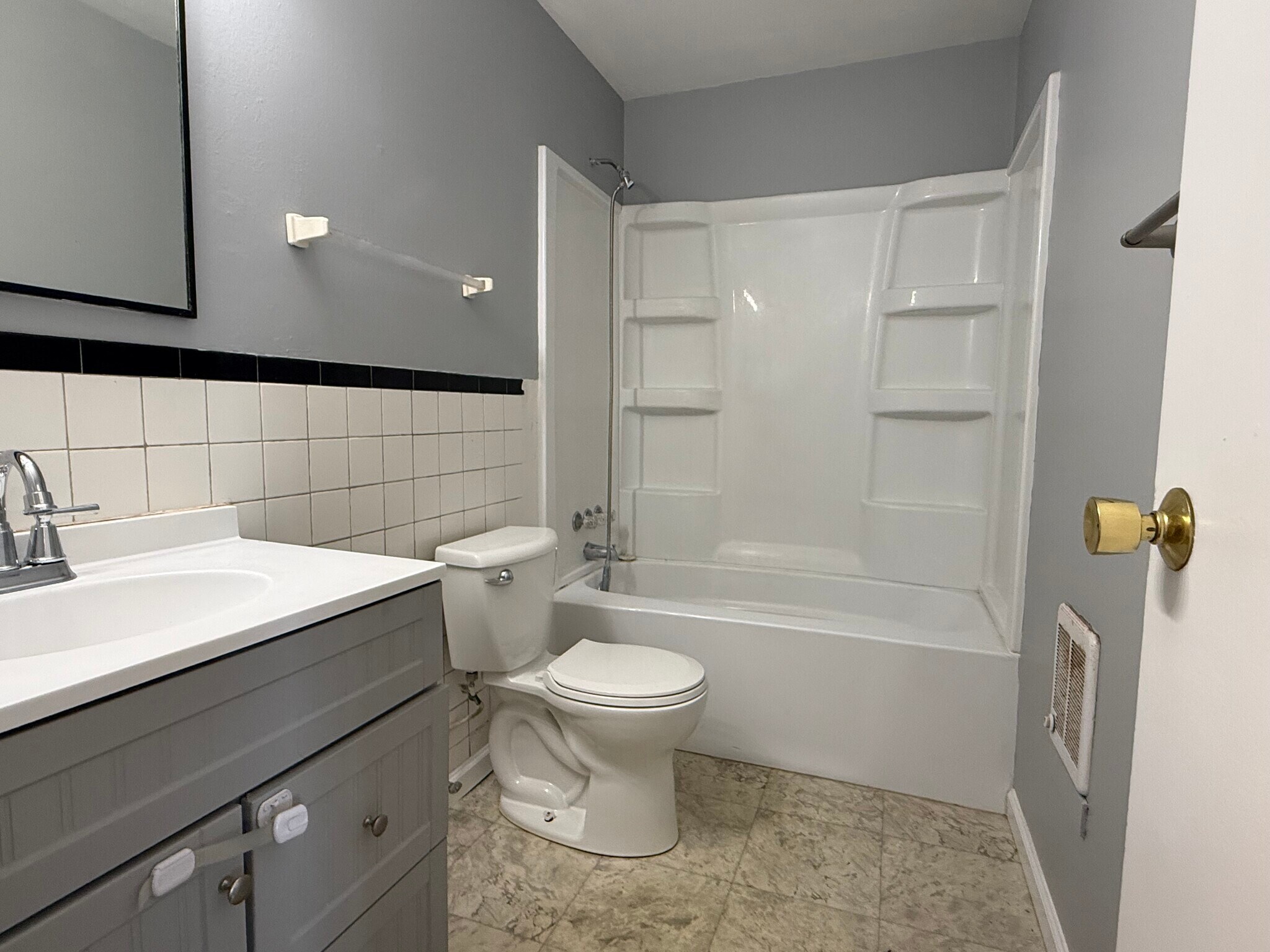 Building Photo - 916 N Avon Ave