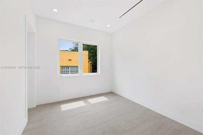 Building Photo - 1615 NE 3rd Ct
