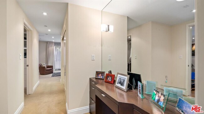 Building Photo - 1825 Fox Hills Dr