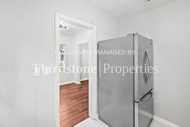 Building Photo - 3032 W 5th St