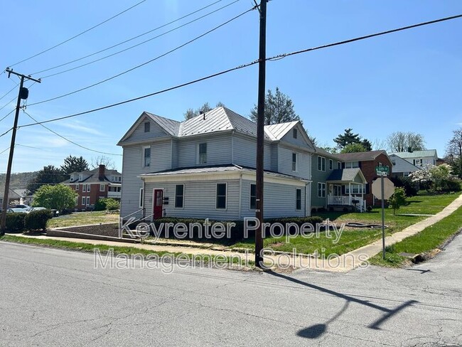 Building Photo - 618 W 11th St
