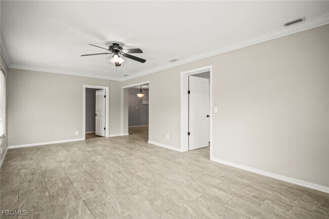Building Photo - 2210 Parkview Dr