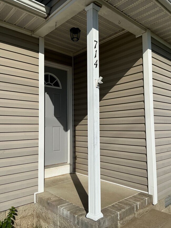 Building Photo - 714 Shetland Dr