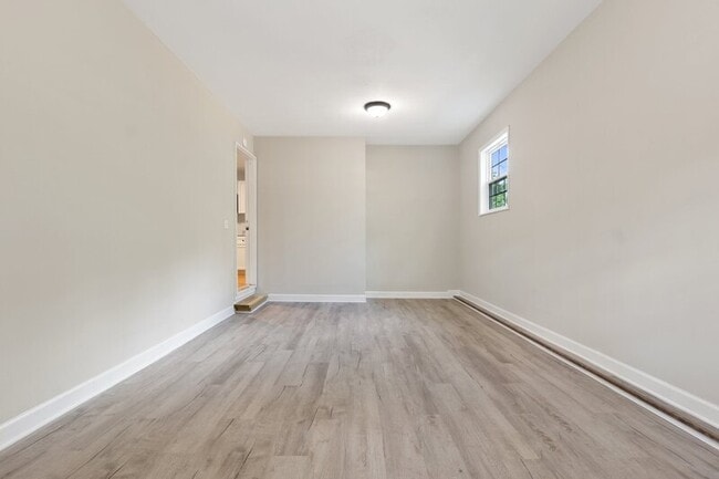 Building Photo - 852 N May St