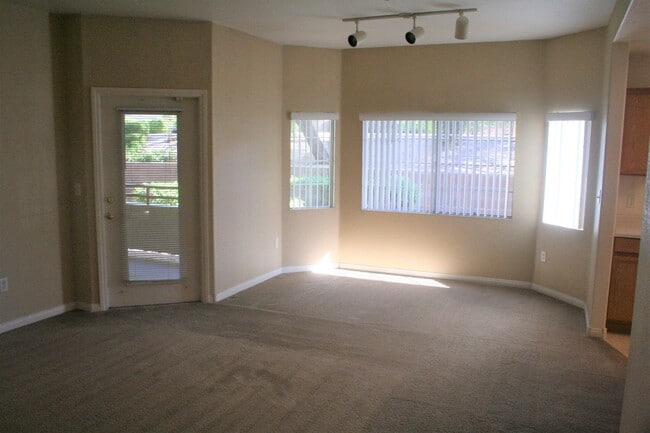 Building Photo - 2 Bed, 2 Bath, downstairs, 1 Story Unit, 1...