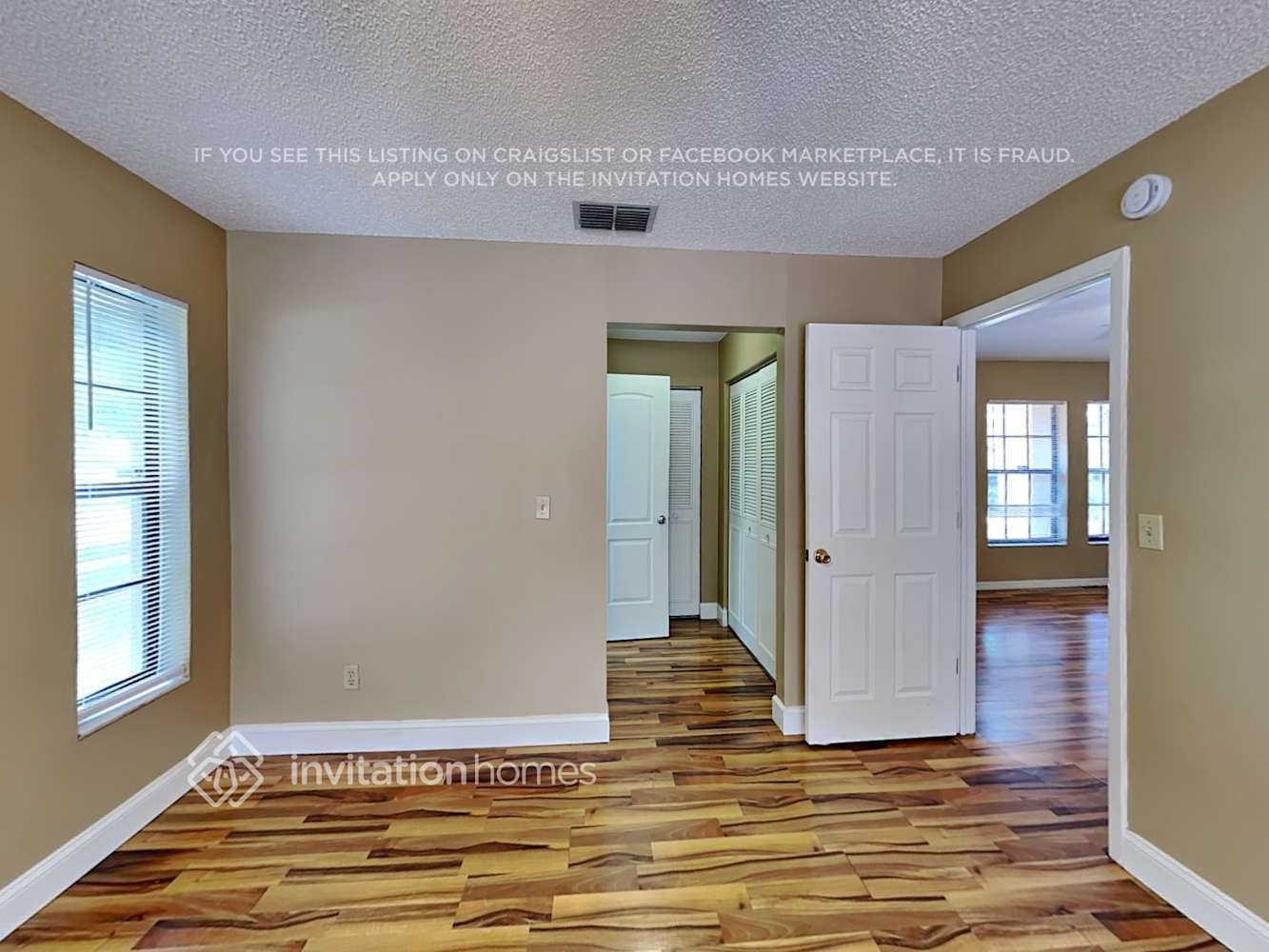 Building Photo - 3040 Oak View Dr