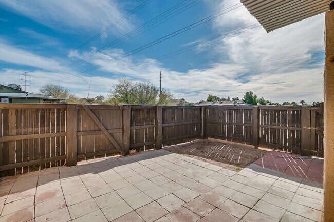 Building Photo - 460 N 64th Pl