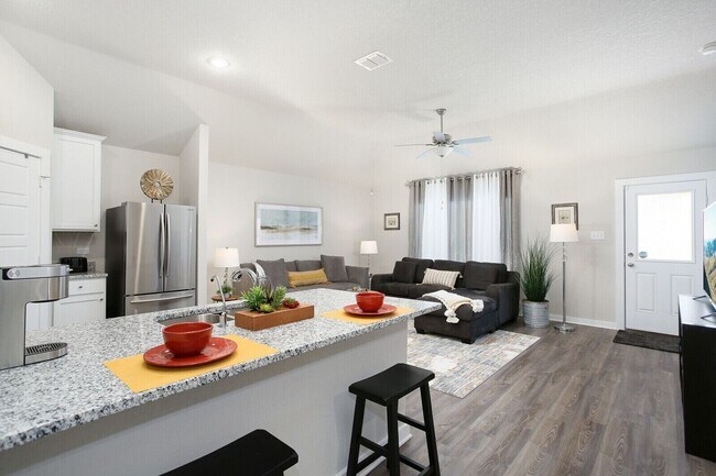 Building Photo - 3 miles from Lackland AFB!! $250 off of the first full month's rent!