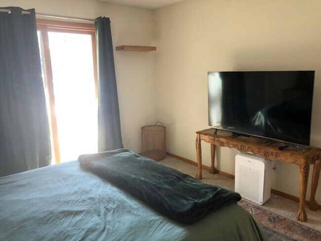 Building Photo - Furnished or Unfurnished One Bedroom / One Bath Apartment in Central Boulder