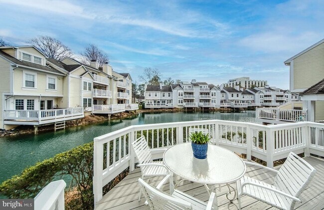 Building Photo - 3300 Lakeside View Dr