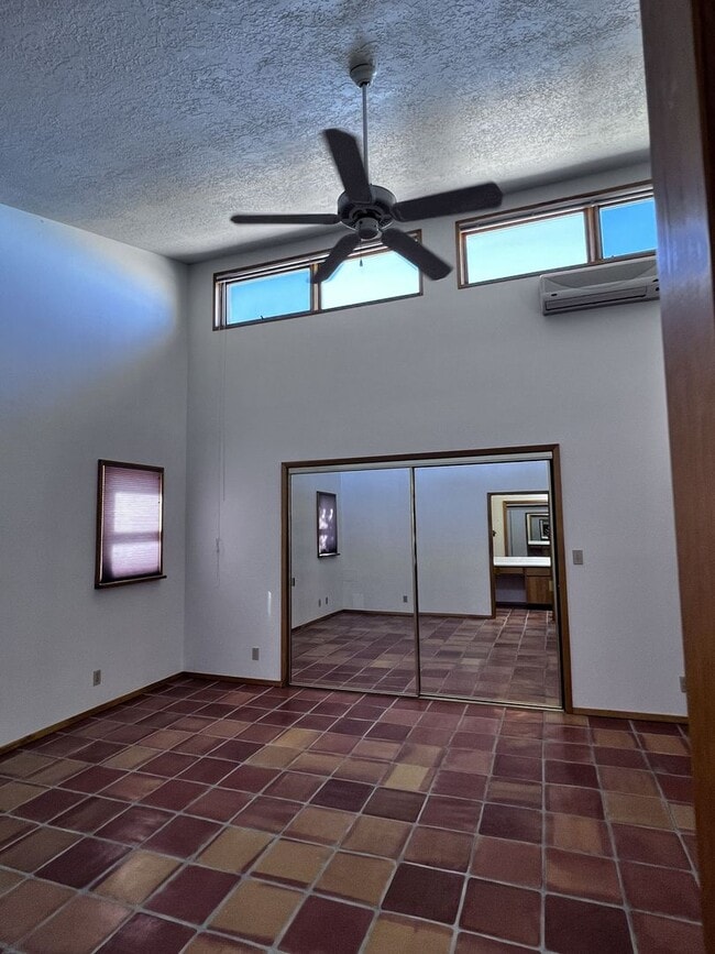 Building Photo - 5 Oriente Ct
