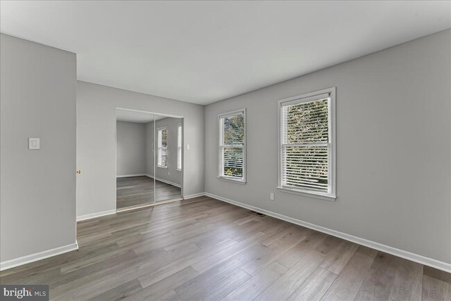 Building Photo - 705 Meadow Ct