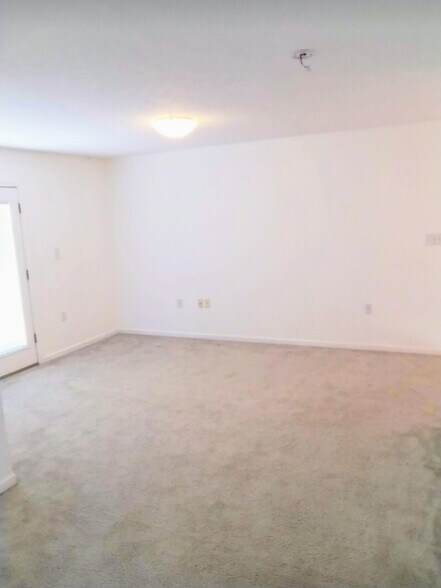 Building Photo - 1607 Meadow Spring Dr