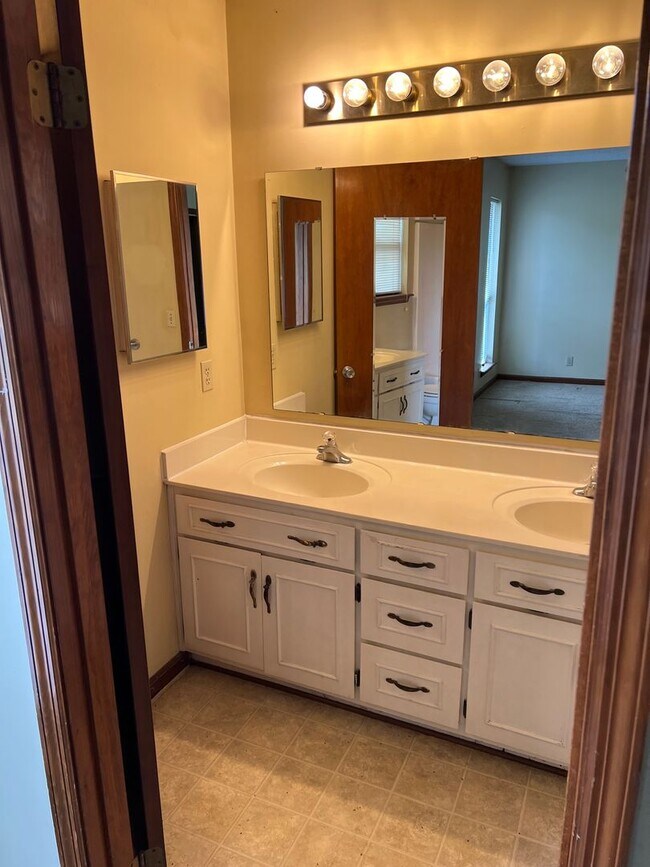 Building Photo - 108 Cambray Cir