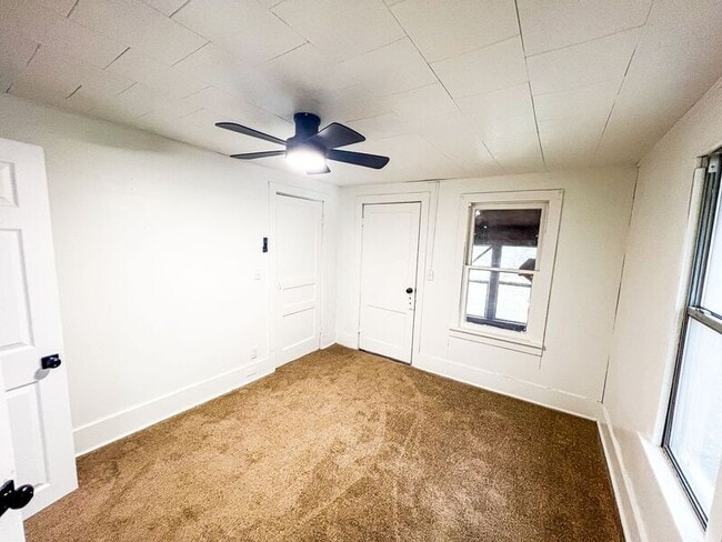 Building Photo - 120 E Maple St