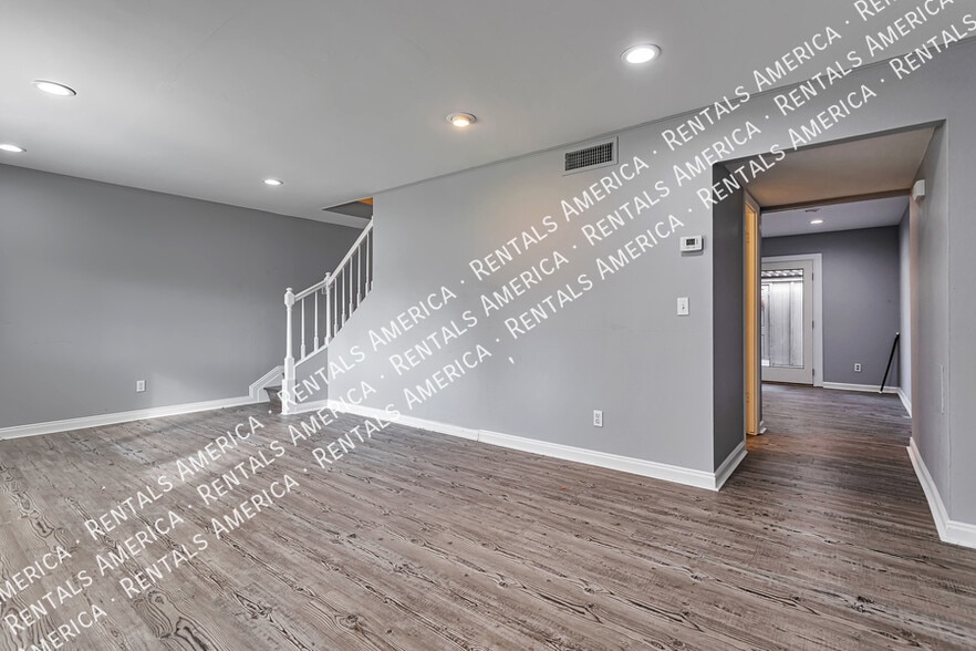 Building Photo - 2964 E Clarendon Ave