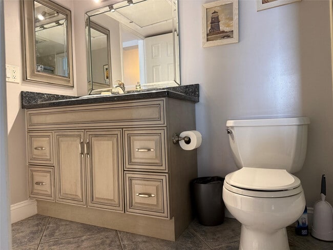 Building Photo - 1161 Hillsboro Mile