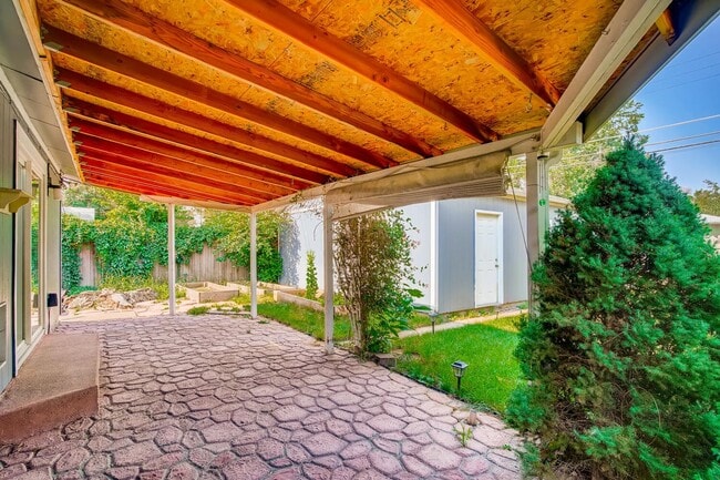 Building Photo - LOCATION LOCATION!!  Local gem in a quiet ...
