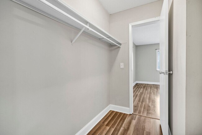 Building Photo - BG0218