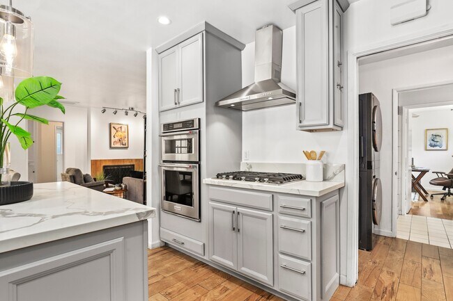 Building Photo - 1024 Hamline Pl