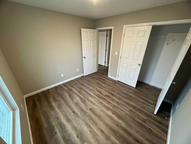 Building Photo - 2 bed, 1 bath Apartment