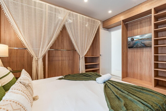 Building Photo - 616 NE 16th Terrace