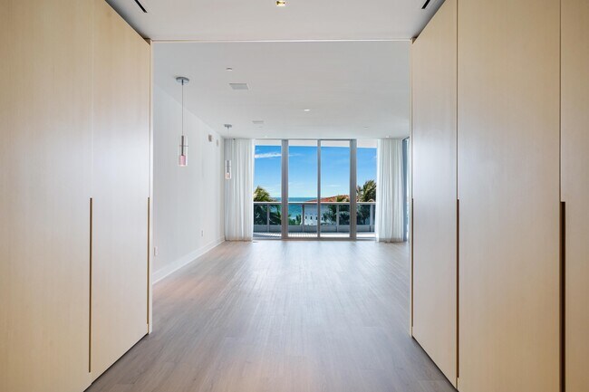 Building Photo - 5959 Collins Ave