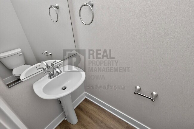 Building Photo - 5638 Fernwood Dr
