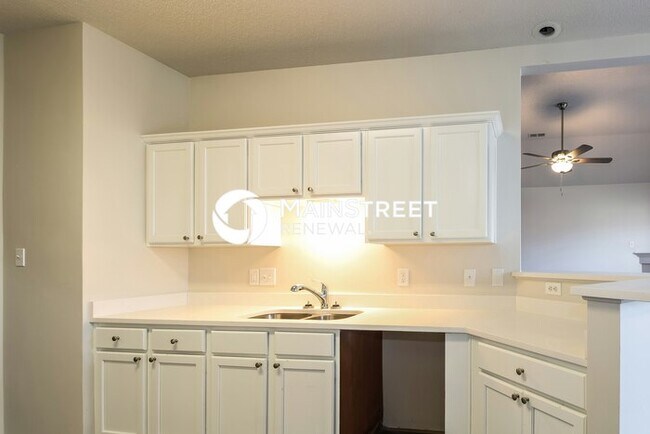 Building Photo - 3 Bedroom Pet-Friendly Home in Memphis, TN with Main Street Renewal