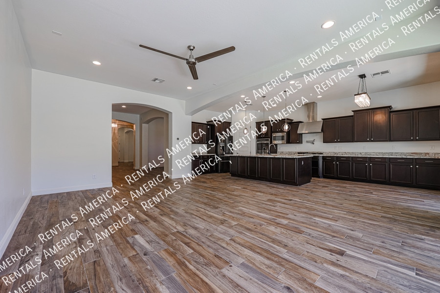 Building Photo - 4121 E Yellowstone Pl
