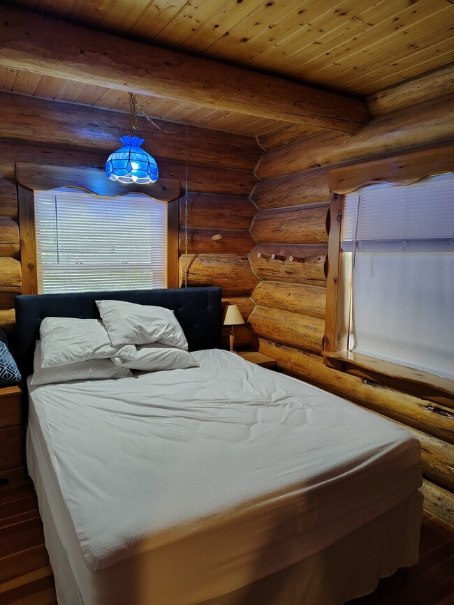 Building Photo - Therault Lake Log Home