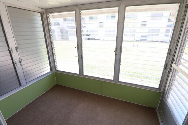 Building Photo - 1810 Sunny Dr