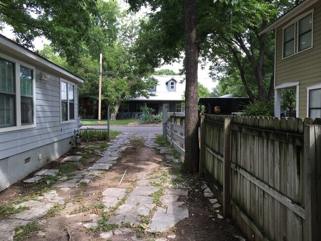 Building Photo - Cute and Cozy 1/1