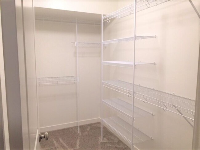 Building Photo - Spacious 2 Bed/2 Bath Condo in Prime Location