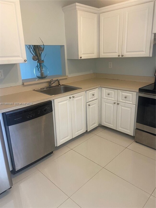 Building Photo - 731 N Pine Island Rd