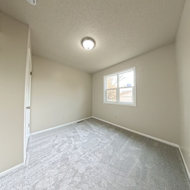 Building Photo - 3 Bedroom 1 Bath Duplex