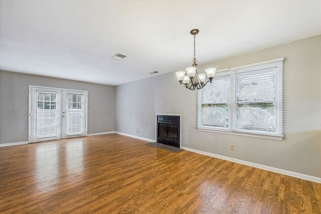 Building Photo - UNCG Area – Chancellors Court Townhomes. Walk to Campus and just minutes to Downtown!