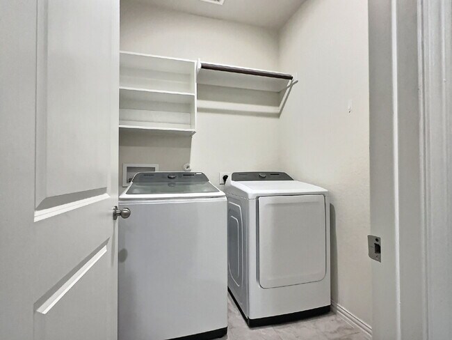 Building Photo - "Charming 3-Bed Oasis in San Antonio – Spa...