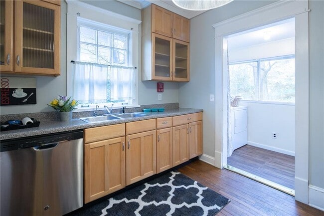 Building Photo - 934 Highland Terrace NE