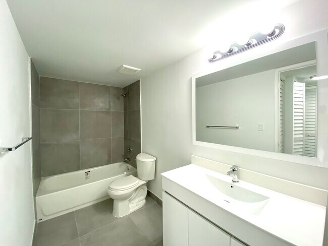 Building Photo - 8005 Lake Dr