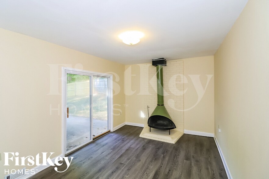 Building Photo - 2450 Rolling View Dr