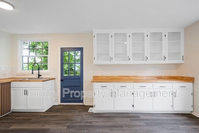 Building Photo - 5332 Oakdale Ave