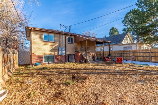 Building Photo - Charming Upper Unit Duplex in the Heart of Englewood!