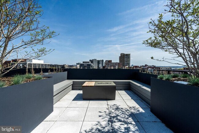 Building Photo - 811 S Columbus St