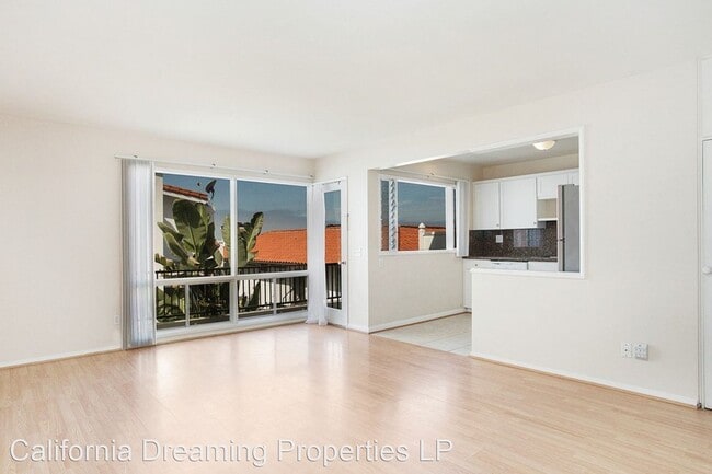 Building Photo - 520-524 Avenida Victoria
