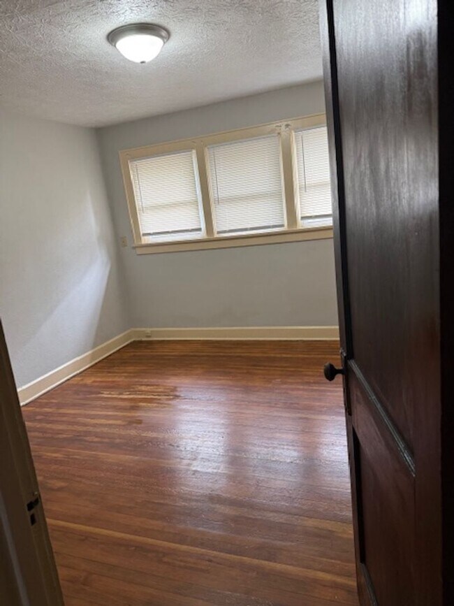Building Photo - Large 3 Bedroom home with 2 car garage